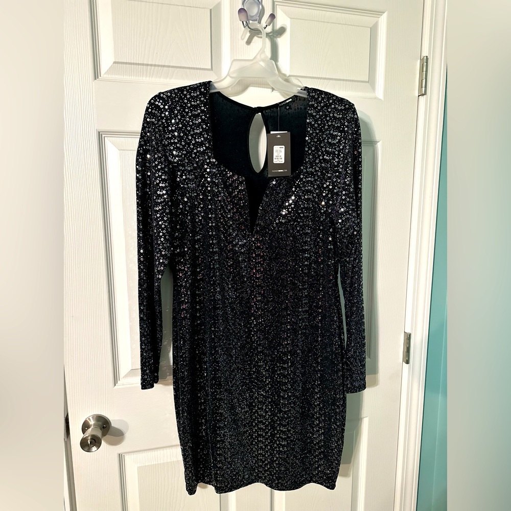 Dress never worn black and sliver fashion nova dress. Sz 3x tags still on